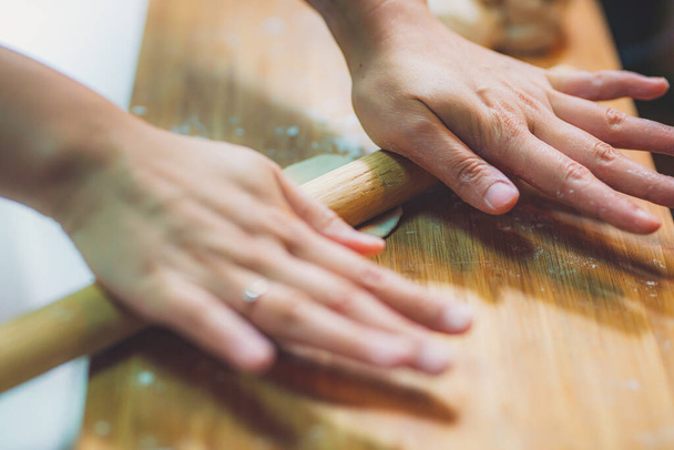 Mujer preparar albóndigas de piel, Hacer masa en la mesa de madera
 - Foto, imagen