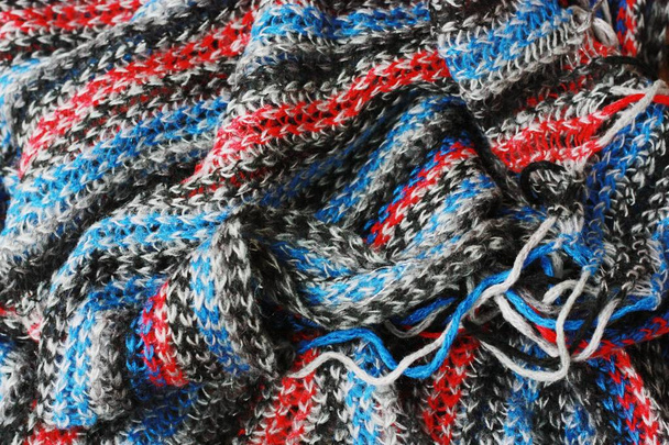 Mooie blauwe en rode sjaal van dichtbij bekijken - Foto, afbeelding