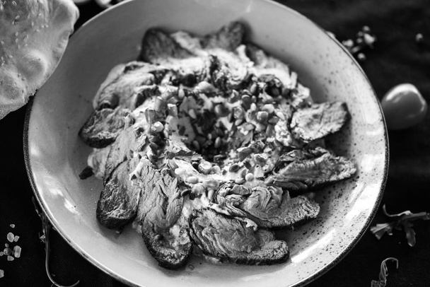 plato de hummus libanés con carne asada y semillas de granada
 - Foto, imagen