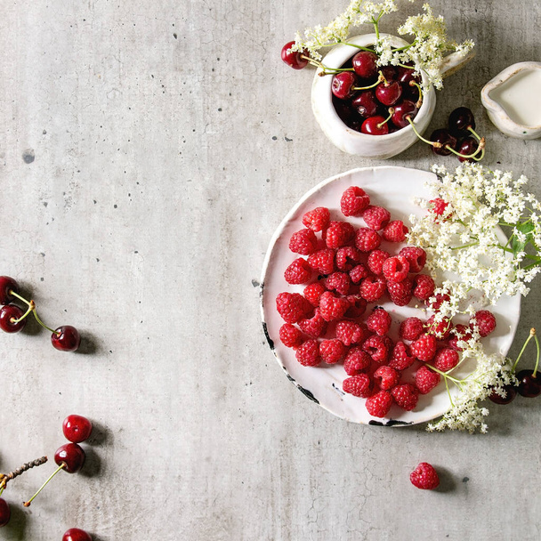 Fresh cherry and raspberry berries - Fotografie, Obrázek