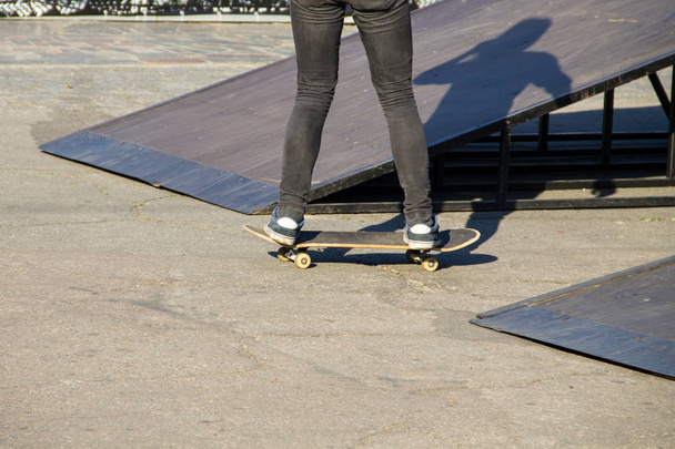 Skateboarderbeine fahren Skateboard im Skatepark  - Foto, Bild