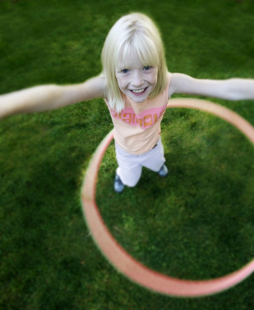 Bambino gioca con cerchio
 - Foto, immagini