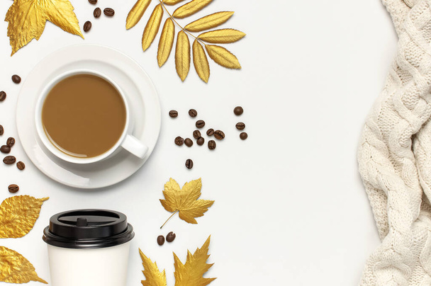 Káva nebo čaj papírový šálek, bílý šálek s kávou, zlaté podzimní listy, pletený kostkovaný na světlém pozadí horní pohled plochý ležel. Odnes šálek kávy, makupo. Podzimní koncept. Podzimní pozadí Útulná snídaně - Fotografie, Obrázek