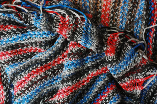 Güzel mavi ve kırmızı eşarp yakın görünüm - Fotoğraf, Görsel