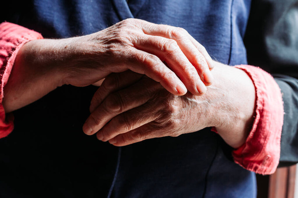Older woman hands. Rheumatism, arthritis, joint pain - Фото, зображення