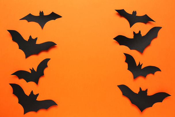 Paper halloween bats on orange background - Foto, Imagem