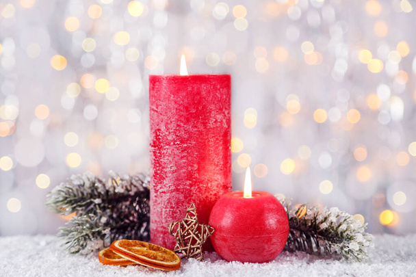 Vánoční svíčky s jedlovými větvemi a suchými pomeranči na rozmazání - Fotografie, Obrázek