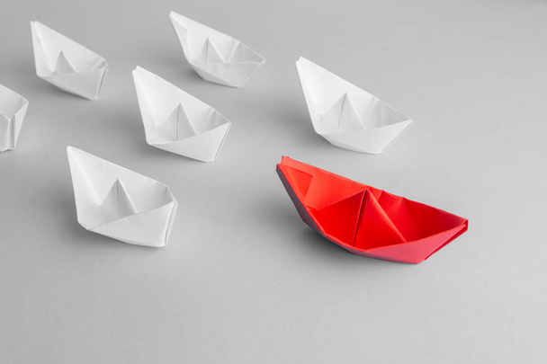 Η έννοια της ηγεσίας χρησιμοποιεί κόκκινο χάρτινο πλοίο μεταξύ των λευκών. Από ψηλά. - Φωτογραφία, εικόνα