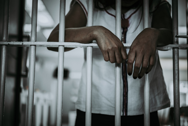 Retrato de mujer desesperada por atrapar prisión de hierro, concepto de prisionero - Foto, imagen