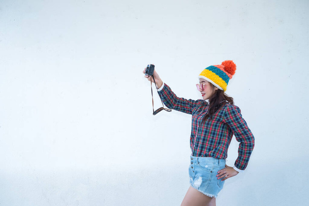 Azji hipsterzy dziewczyna pozowanie do robienia zdjęcia na białej ścianie, styl życia nowoczesnej kobiety nosić krótkie dżinsy, Tajlandczycy w stylu hipisowskim, słodka pani akt do sesji zdjęciowej outdoor - Zdjęcie, obraz