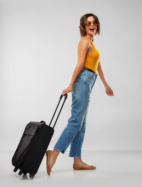 happy young woman in sunglasses with travel bag - Φωτογραφία, εικόνα