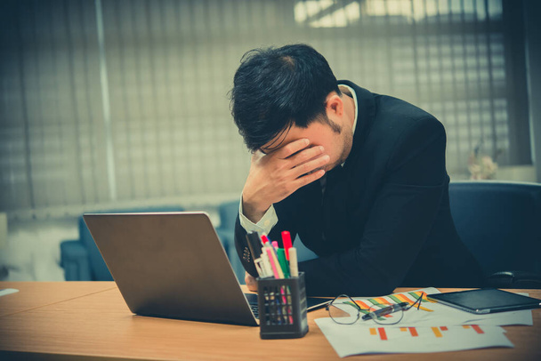 asiatischer Geschäftsmann gestresst von der Arbeit, wütend von der harten Arbeit, Chef beschwert sich über Projekt, Thailänder, junger Mann gestresst, Sekretärin scheitert am Arbeitsplatz - Foto, Bild