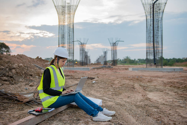 Engineer woman working at site of bridge under construction - Foto, imagen