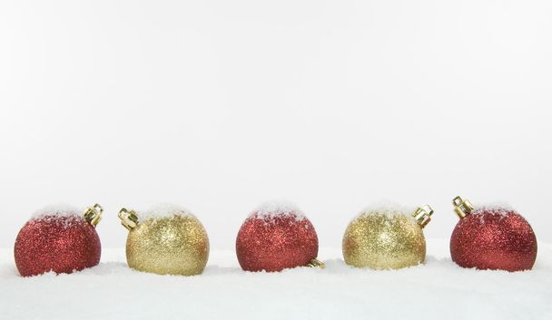 Décorations d'arbre de Noël et neige
 - Photo, image
