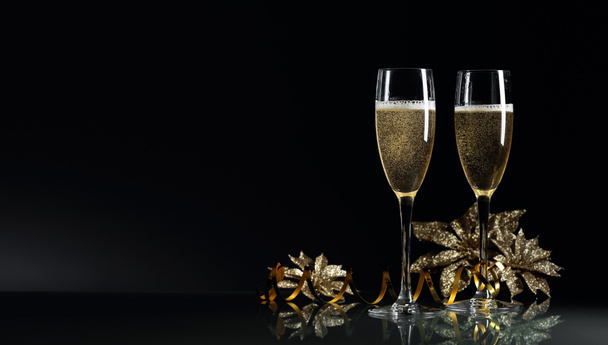 Deux verres de champagne prêts à porter le Nouvel An sur un dos noir
 - Photo, image