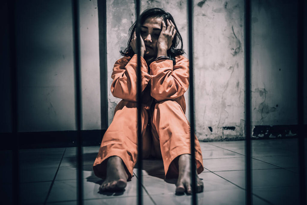 Portrait de femme désespérée d'attraper la prison de fer, concept de prisonnier
 - Photo, image