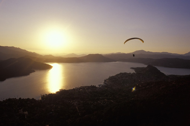 Scenic View Of Para Glider Over Lake - Photo, Image