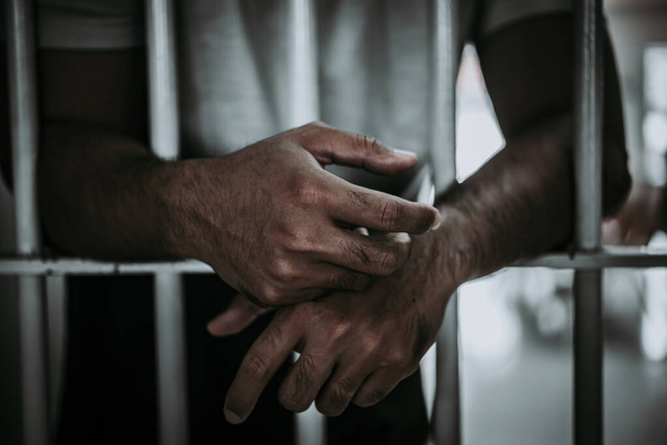 Руки чоловіків відчайдушно ловити залізну в'язницю, концепція ув'язнених, таїландські люди,Надія бути вільними
. - Фото, зображення