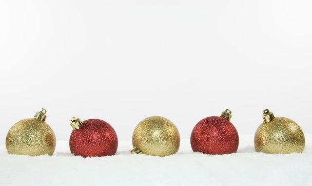 Christmas Tree Decorations in Snow - Foto, afbeelding