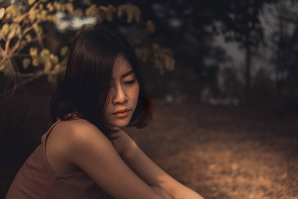 Portrait of lonely woman alone in a field. Vintage filter style.she heartbreak from love,sad girl concept on sunset vintage style - Fotografie, Obrázek