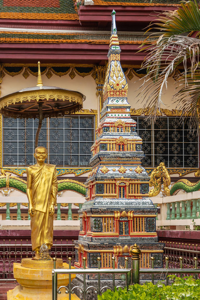 Zlatý guru a sochy stúpy, ostrov Ko Samui, Thajsko. - Fotografie, Obrázek