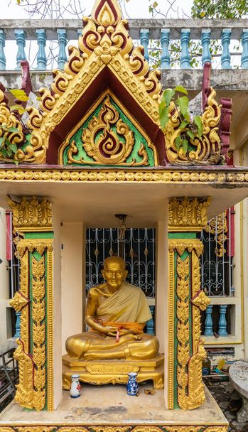 Άγαλμα του χρυσού παλιό μοναχός στη θέση, Κο Σαμούι νησί, Ταϊλάνδη. - Φωτογραφία, εικόνα
