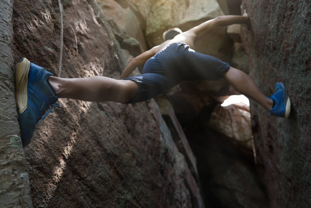 Asian handsome man climbing the cave - Foto, Imagem