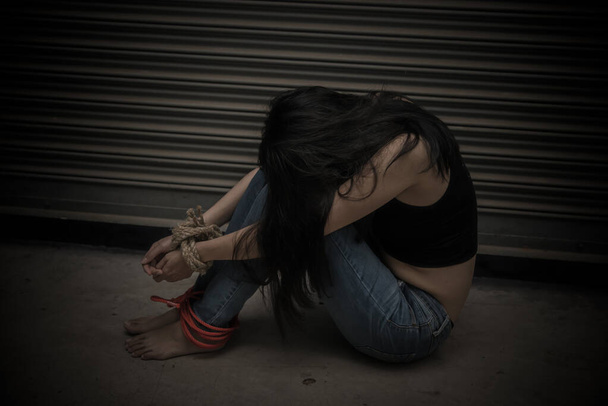 Asiática refém mulher Ligado com corda na noite cena, os ladrões sequestrado para resgate, th=people
 - Foto, Imagem