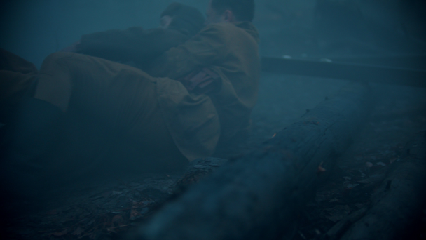 撮影の背景-負傷した兵士が霧深い森の中を這う - 映像、動画
