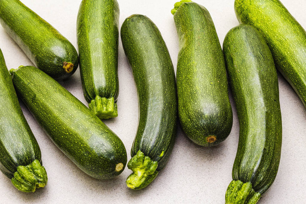hellgrüne Zucchini - Foto, Bild