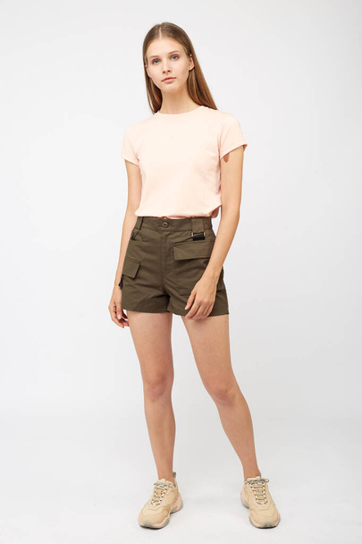 Teenager girl in khaki cargo shorts - Foto, afbeelding