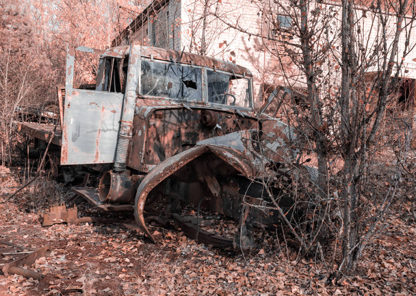 broken truck near an abandoned building in Chernobyl - 写真・画像