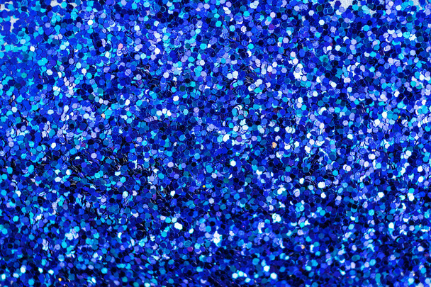 Εορταστικό φωτεινό φόντο: μπλε λάμπει γκρο πλαν. Όμορφο βαθύ χρώμα και υπερχείλιση. Η ιδέα του πάρτι. Θέση για κείμενο. - Φωτογραφία, εικόνα
