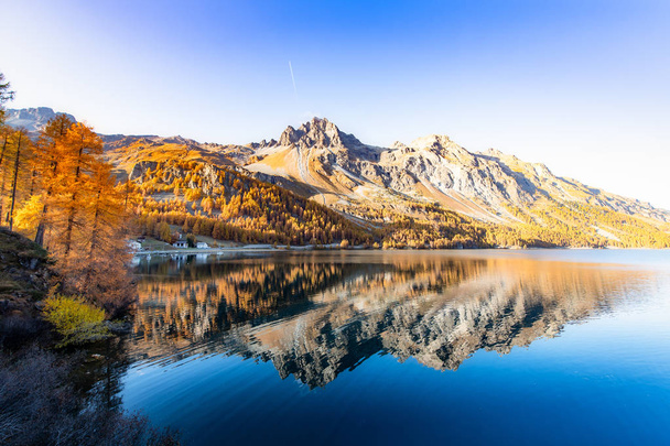 Svájci Alpok táj egy Engadine-tó és tükrözött hegy - Fotó, kép
