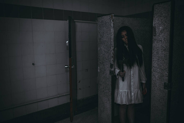 Portret van aziatische vrouw make-up spook gezicht, Horror scene, Enge achtergrond, Halloween poster - Foto, afbeelding
