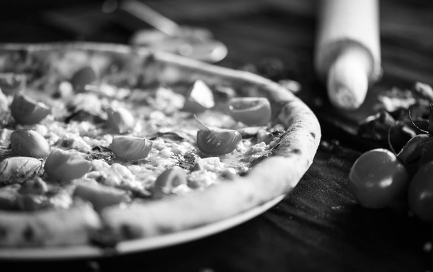 νόστιμη ιταλική πίτσα με φρέσκα υλικά - diavola, capriciosa, margarita, prosciutto & μύκητες, τόνος, χορτοφάγος, καλτσόνε - Φωτογραφία, εικόνα