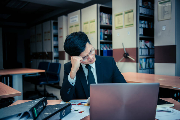 asiático estrés hombre de negocios trabajando fallar, propietario de la empresa culpó a él con mala palabra
 - Foto, Imagen