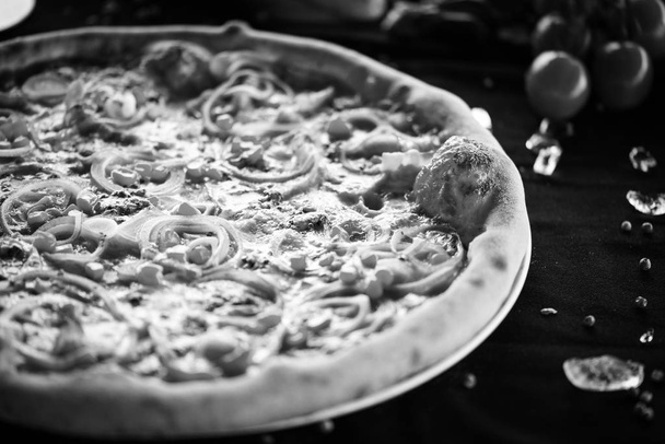 deliciosa pizza italiana con ingredientes frescos - diavola, capriciosa, margarita, prosciutto y hongos, atún, vegetariano, calzone
 - Foto, imagen