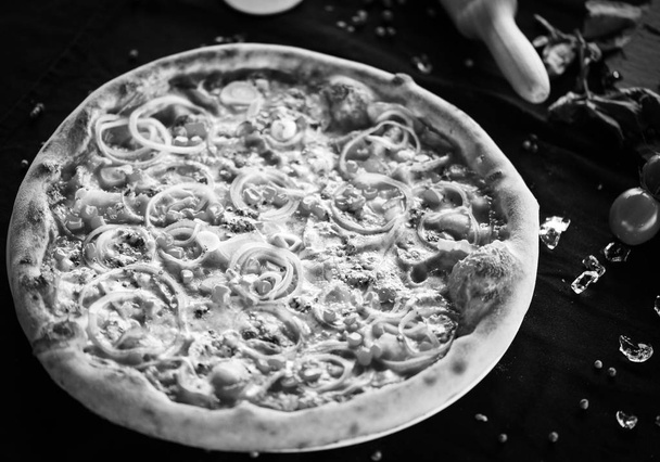 delicious italian pizza with fresh ingredients - diavola, capriciosa, margarita, prosciutto & fungi, tuna, vegetarian, calzone - Photo, Image