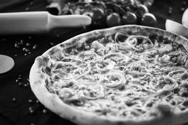 Taze malzemeli lezzetli İtalyan pizzası - diavola, capriciosa, margarita, prosciutto & fungi, ton balığı, vejetaryen, calzone - Fotoğraf, Görsel