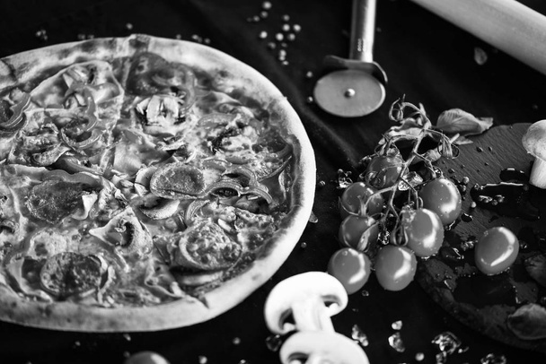 heerlijke Italiaanse pizza met verse ingrediënten - diavola, capriciosa, margarita, prosciutto & fungi, tonijn, vegetarisch, calzone - Foto, afbeelding