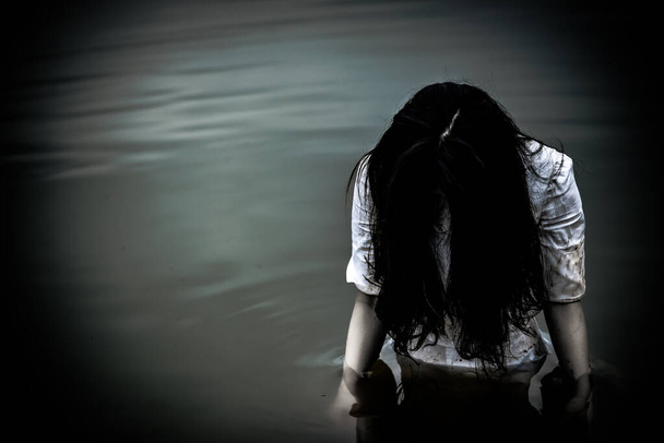 Retrato de mujer asiática conforman la cara de fantasma en el pantano, Escena de horror, Fondo de miedo, Cartel de Halloween, Tailandia personas
 - Foto, Imagen
