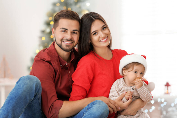 自宅でかわいい赤ちゃんと幸せな家族。クリスマスのお祝い - 写真・画像