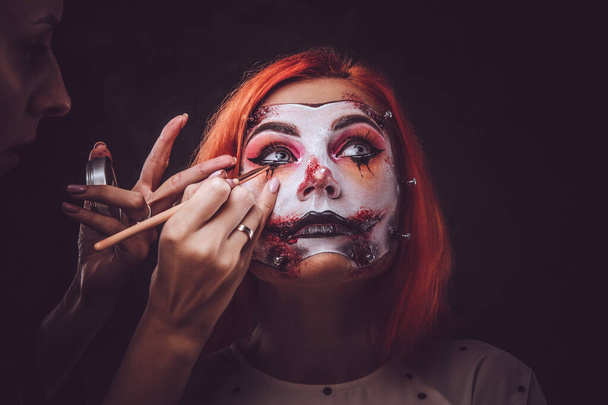 Make-up kunstenaar is het creëren van enge kunst voor Halloween - Foto, afbeelding