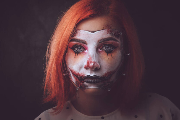 Retrato de menina de gengibre com arte de boneca assustadora no rosto
 - Foto, Imagem