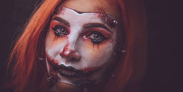 Πορτρέτο του κορίτσι τζίντζερ με τρομακτικό κούκλα τέχνης στο πρόσωπο - Φωτογραφία, εικόνα