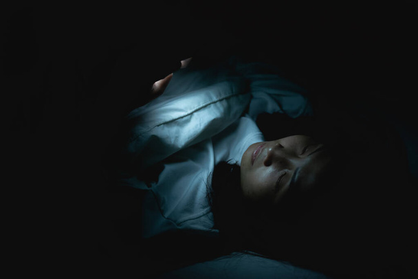 Femme asiatique jouant au jeu sur smartphone dans le lit la nuit, Thaïlande personnes, Addict médias sociaux
 - Photo, image