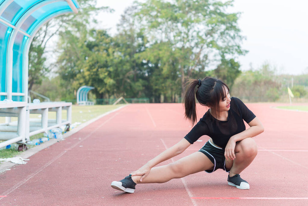 Όμορφη ασιατική γυναίκα τεντώνοντας το σώμα, Ταϊλάνδη άνθρωποι, ένα κορίτσι αγαπούν την υγεία, Άσκηση για ισχυρό σώμα - Φωτογραφία, εικόνα
