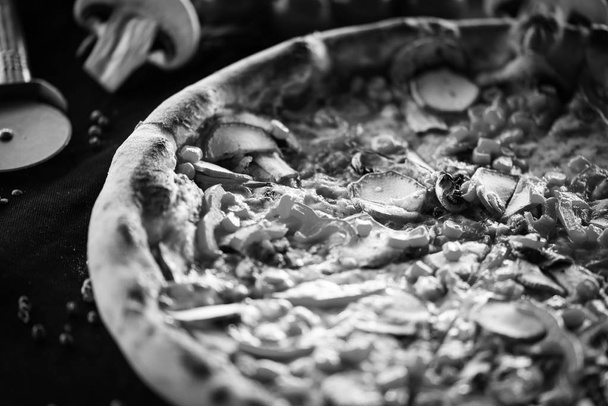 νόστιμη ιταλική πίτσα με φρέσκα υλικά - diavola, capriciosa, margarita, prosciutto & μύκητες, τόνος, χορτοφάγος, καλτσόνε - Φωτογραφία, εικόνα