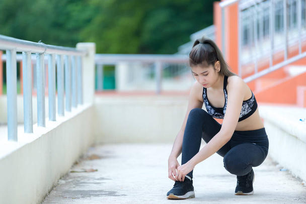 Asiático deportivo mujer sentarse para corbata zapato, Tailandia personas, Fitness y ejercicio concepto, trotar en el parque
 - Foto, imagen